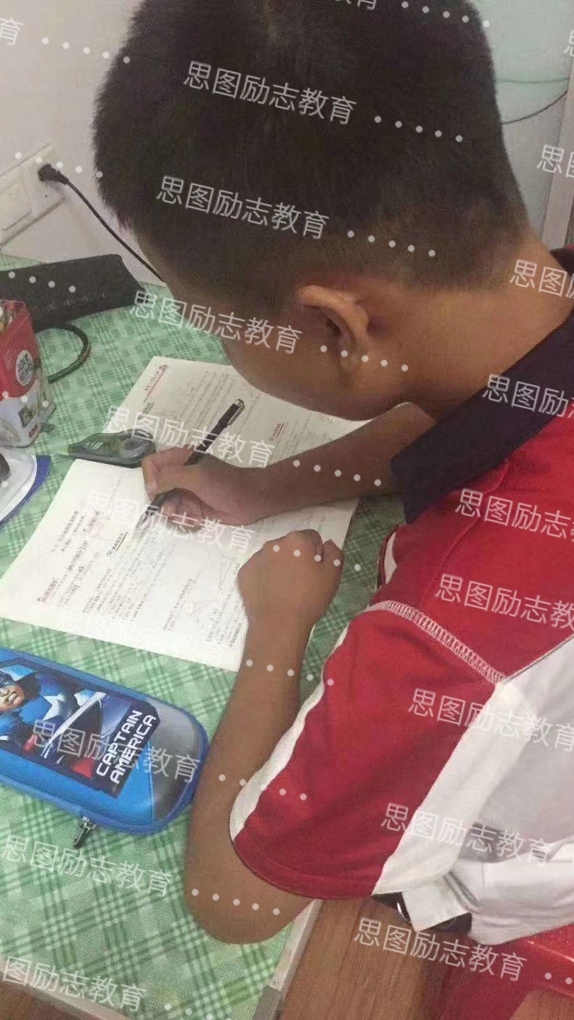 孩子现在能安安静静写作业了